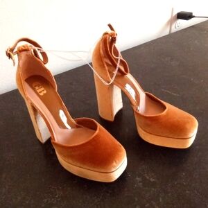 BNWT GB PLATFORMS SZ 9.5M